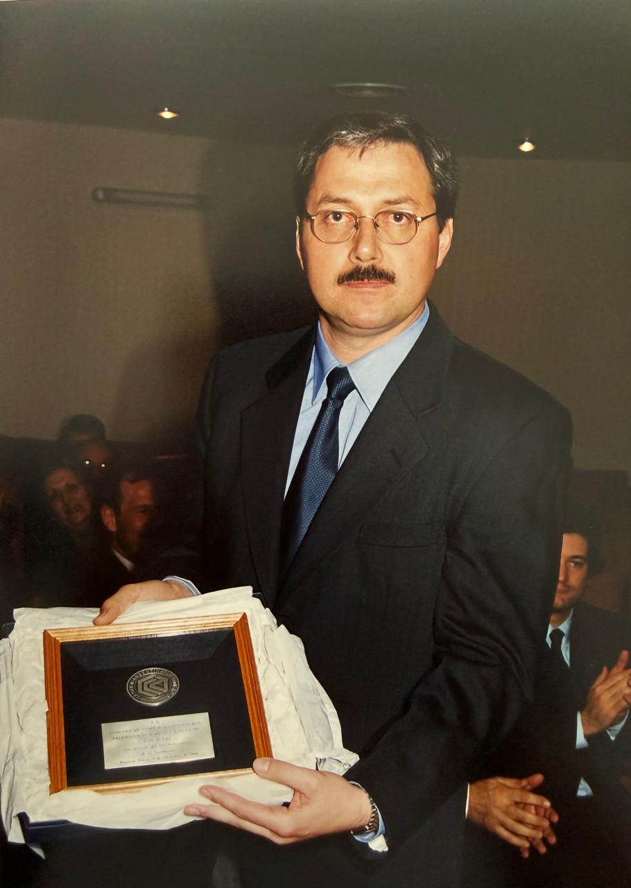 Entrega de placa institucional