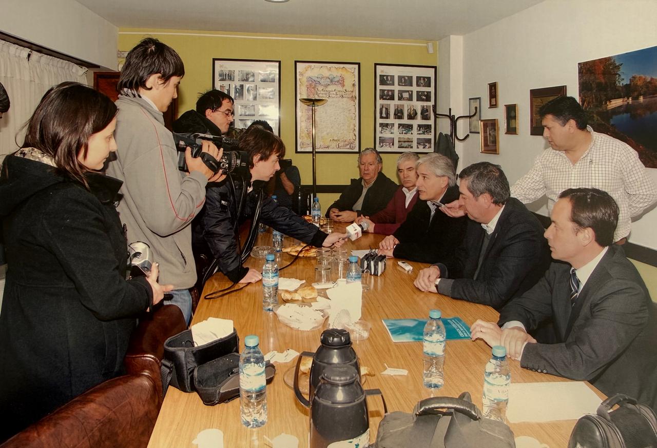 Reunión con la prensa local